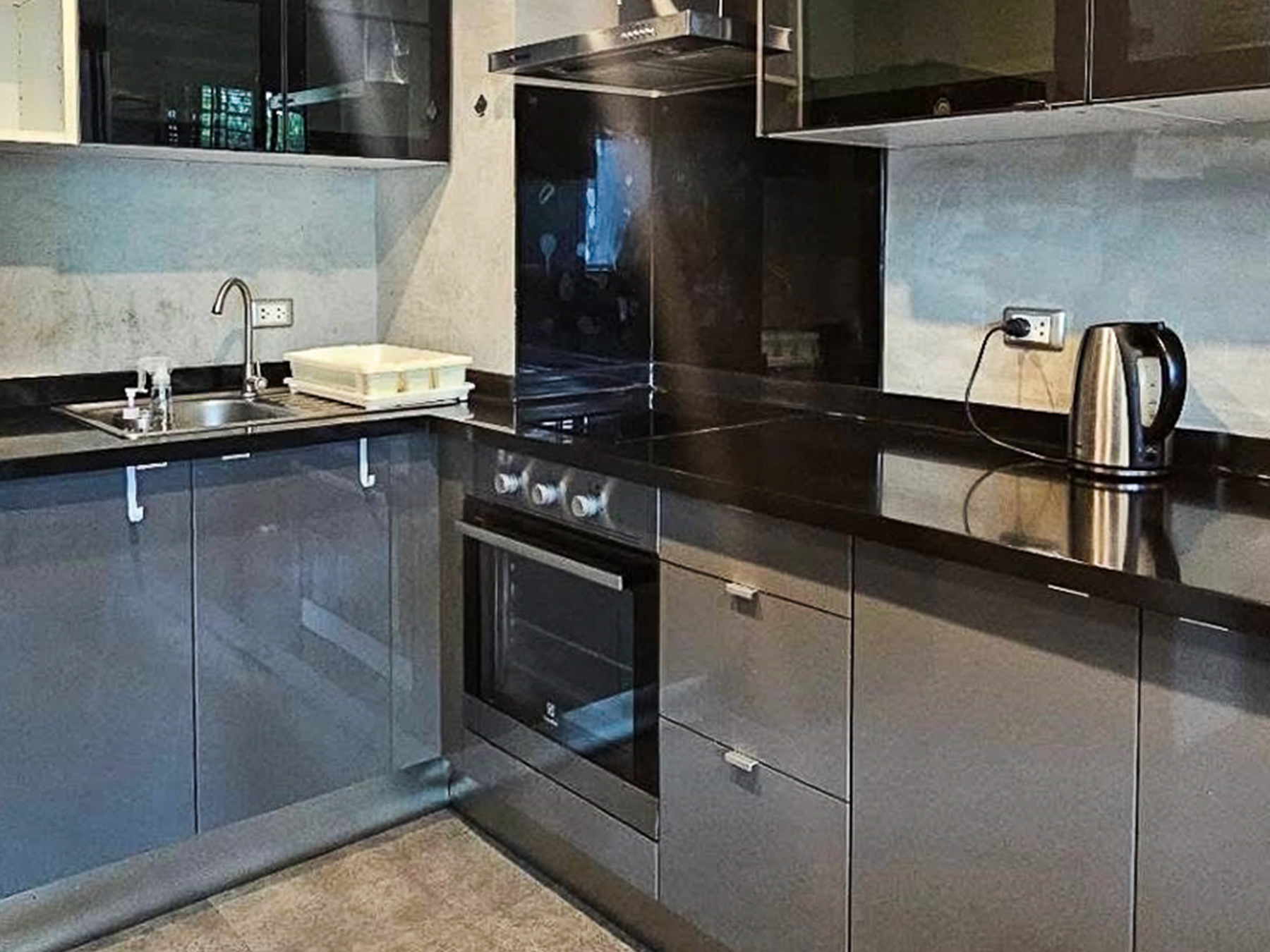 Spacious 2-bedroom condo for rent at Von Napa Sukhumvit 38, just steps from BTS Thong Lor. 105 sqm, modern design, rooftop pool, gym, parking. Rent 55,000 THB/month.
