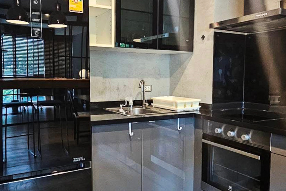 Spacious 2-bedroom condo for rent at Von Napa Sukhumvit 38, just steps from BTS Thong Lor. 105 sqm, modern design, rooftop pool, gym, parking. Rent 55,000 THB/month.