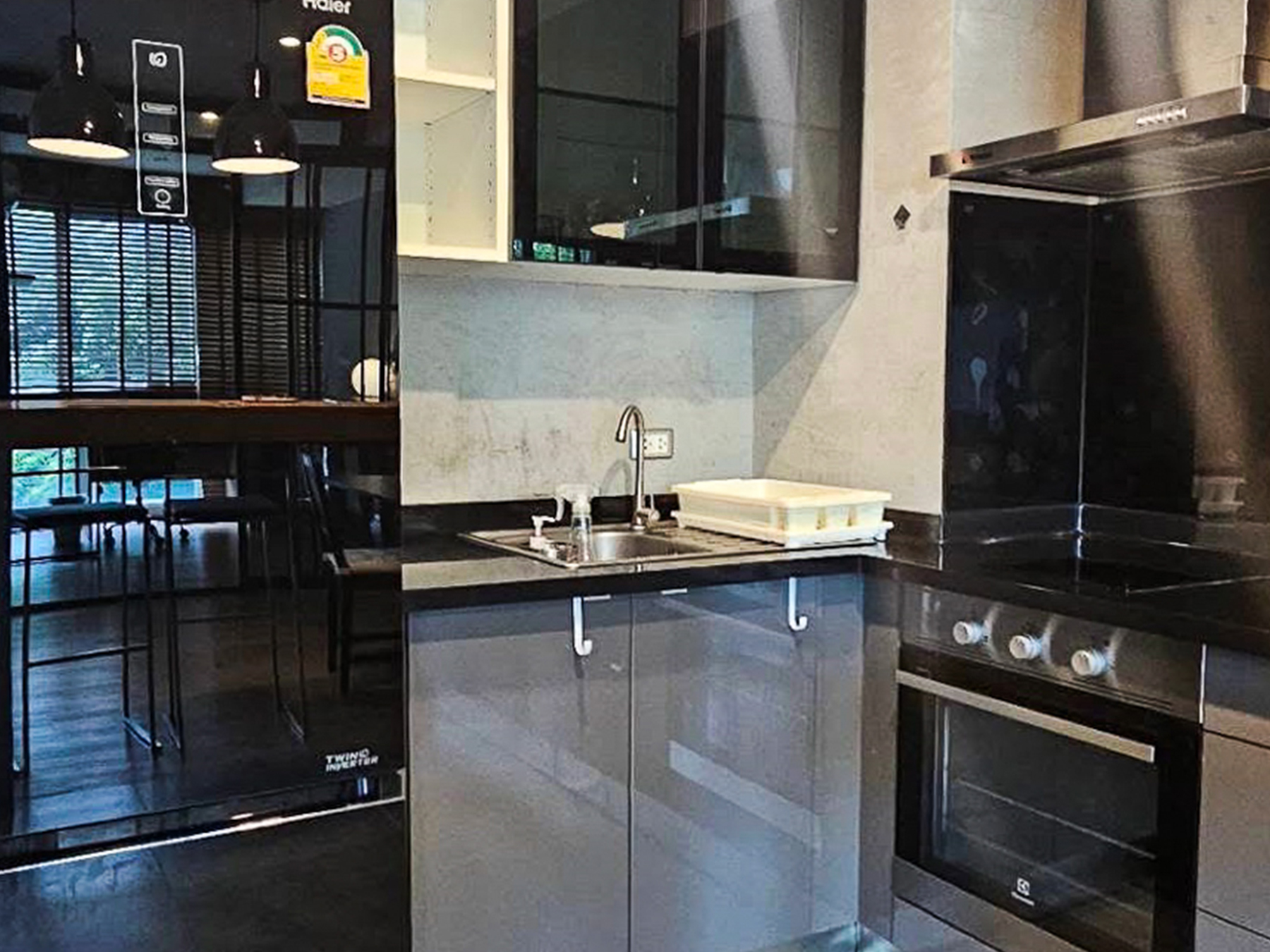 Spacious 2-bedroom condo for rent at Von Napa Sukhumvit 38, just steps from BTS Thong Lor. 105 sqm, modern design, rooftop pool, gym, parking. Rent 55,000 THB/month.