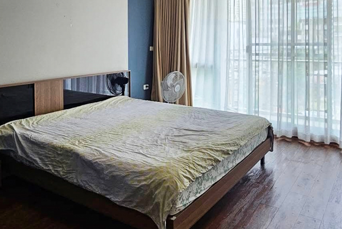 Spacious 2-bedroom condo for rent at Von Napa Sukhumvit 38, just steps from BTS Thong Lor. 105 sqm, modern design, rooftop pool, gym, parking. Rent 55,000 THB/month.