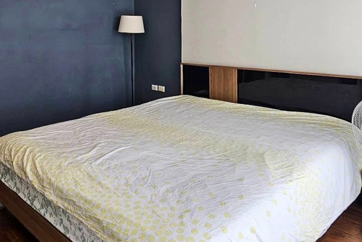 Spacious 2-bedroom condo for rent at Von Napa Sukhumvit 38, just steps from BTS Thong Lor. 105 sqm, modern design, rooftop pool, gym, parking. Rent 55,000 THB/month.