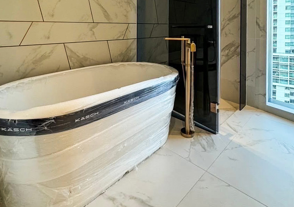 Luxury 2-bedroom condo for sale at The Estelle Phrom Phong, Sukhumvit 26. 102 sq.m, 18th floor, private elevator, pet friendly. Prime location near BTS Phrom Phong. Price: 35,735,000 THB.