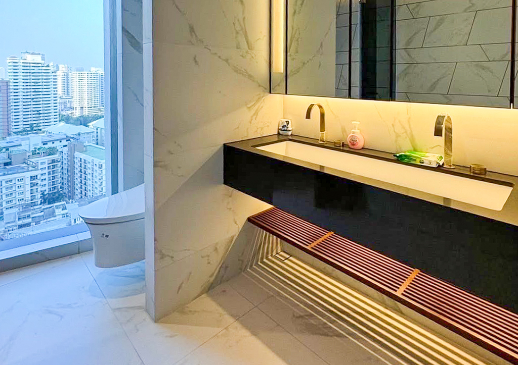 Luxury 2-bedroom condo for sale at The Estelle Phrom Phong, Sukhumvit 26. 102 sq.m, 18th floor, private elevator, pet friendly. Prime location near BTS Phrom Phong. Price: 35,735,000 THB.