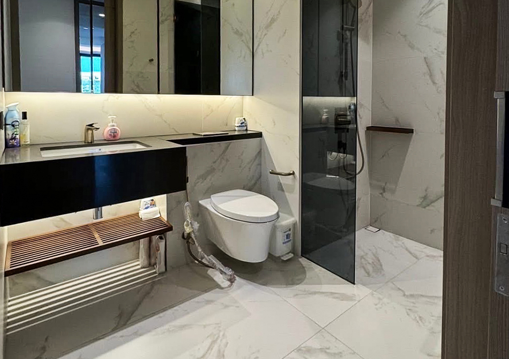 Luxury 2-bedroom condo for sale at The Estelle Phrom Phong, Sukhumvit 26. 102 sq.m, 18th floor, private elevator, pet friendly. Prime location near BTS Phrom Phong. Price: 35,735,000 THB.