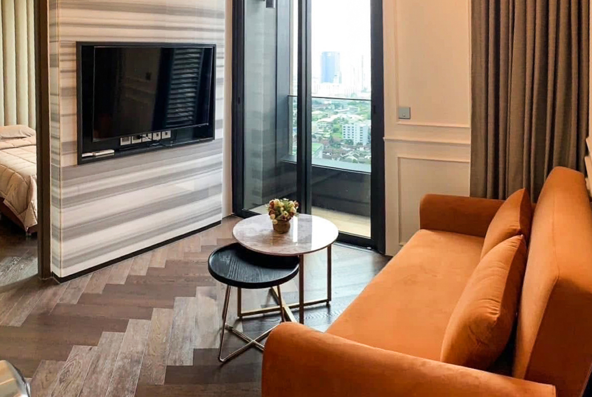 Modern 1-bedroom condo for rent at The Esse Sukhumvit 36, next to BTS Thong Lo. 38.14 sqm, high floor, home automation, sky lounge, onsen, pool & more. Rent only 45,000 THB/month.
