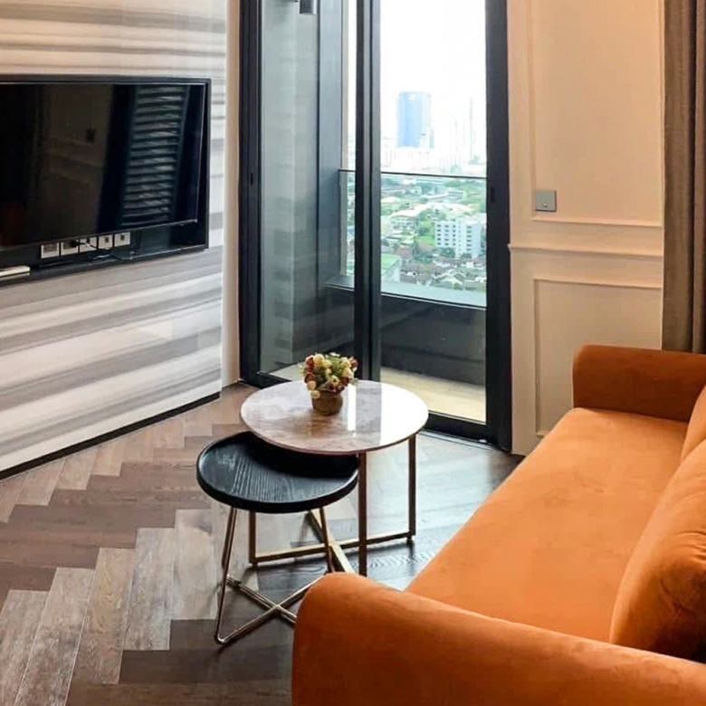 Modern 1-bedroom condo for rent at The Esse Sukhumvit 36, next to BTS Thong Lo. 38.14 sqm, high floor, home automation, sky lounge, onsen, pool & more. Rent only 45,000 THB/month.