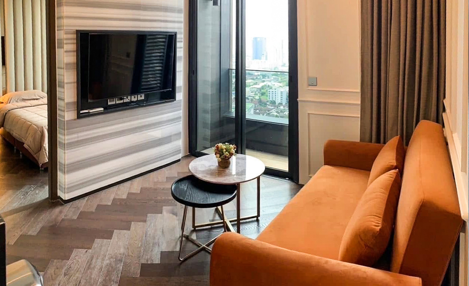 Modern 1-bedroom condo for rent at The Esse Sukhumvit 36, next to BTS Thong Lo. 38.14 sqm, high floor, home automation, sky lounge, onsen, pool & more. Rent only 45,000 THB/month.