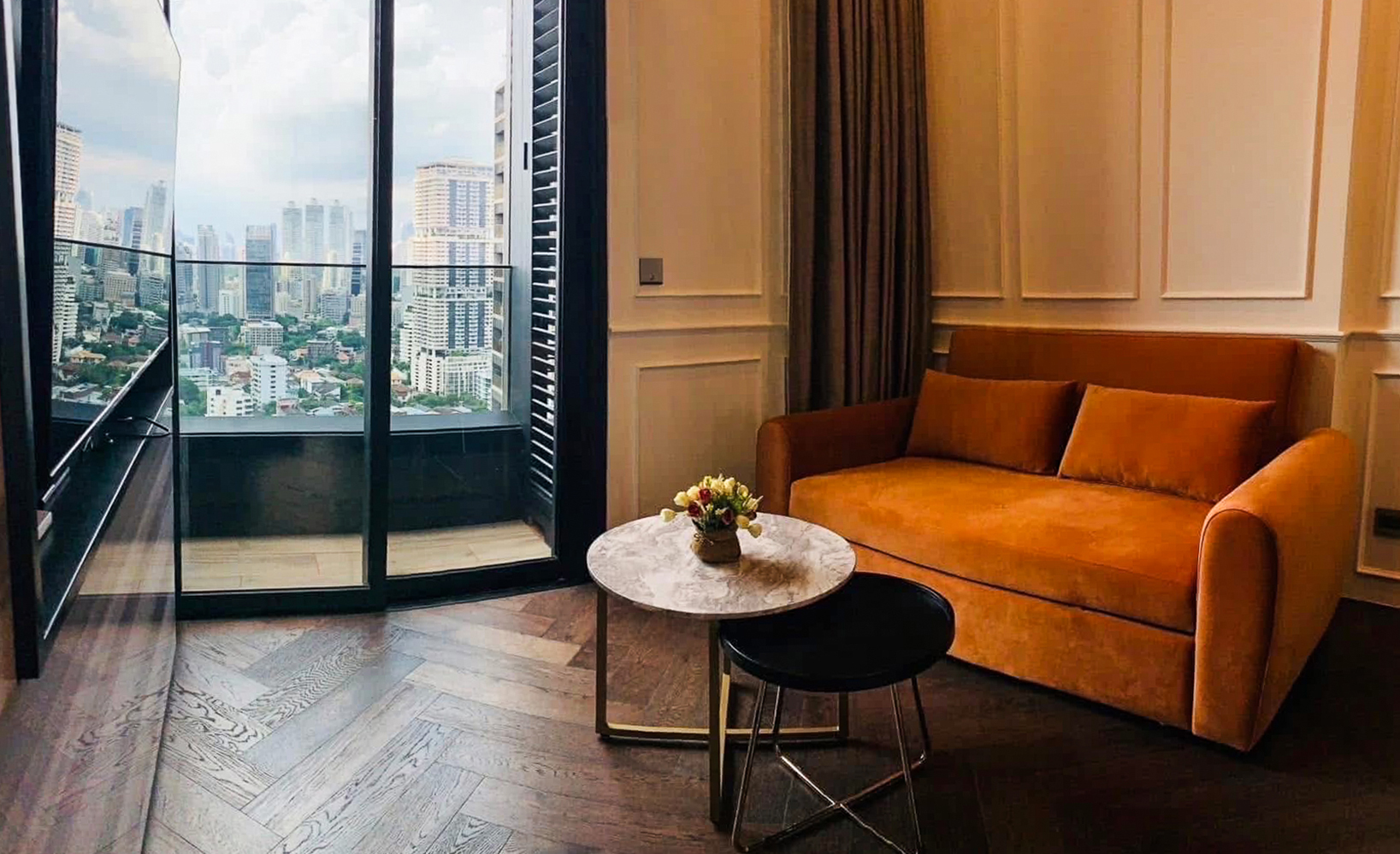 Modern 1-bedroom condo for rent at The Esse Sukhumvit 36, next to BTS Thong Lo. 38.14 sqm, high floor, home automation, sky lounge, onsen, pool & more. Rent only 45,000 THB/month.
