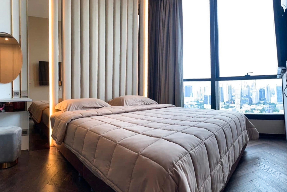 Modern 1-bedroom condo for rent at The Esse Sukhumvit 36, next to BTS Thong Lo. 38.14 sqm, high floor, home automation, sky lounge, onsen, pool & more. Rent only 45,000 THB/month.