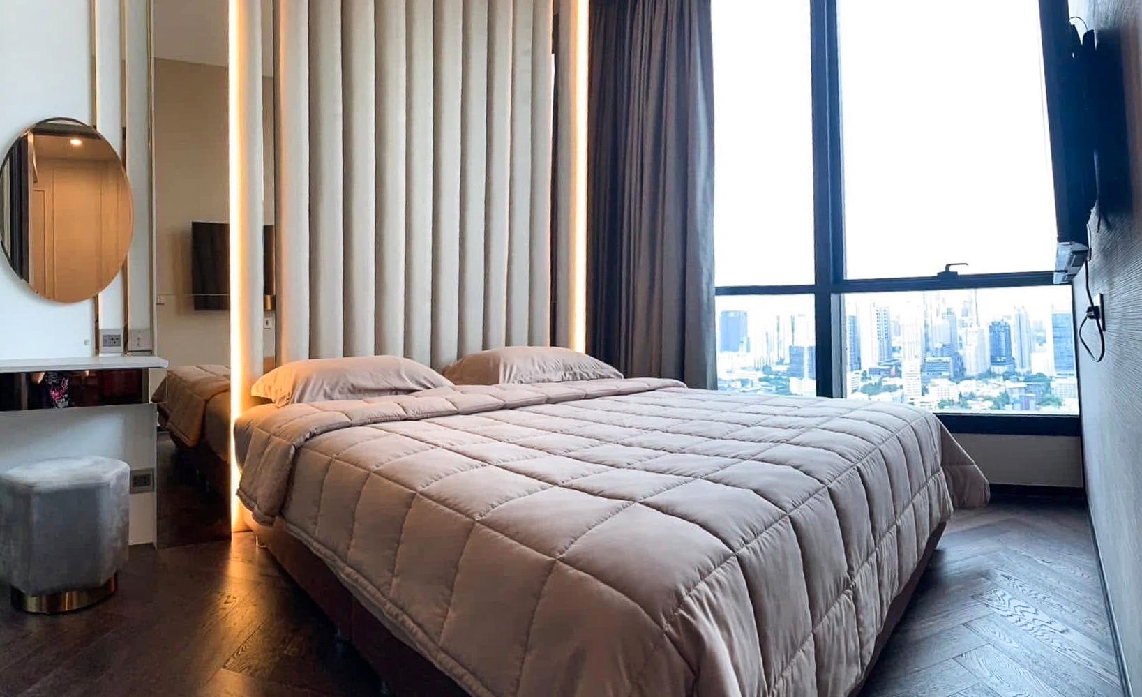 Modern 1-bedroom condo for rent at The Esse Sukhumvit 36, next to BTS Thong Lo. 38.14 sqm, high floor, home automation, sky lounge, onsen, pool & more. Rent only 45,000 THB/month.