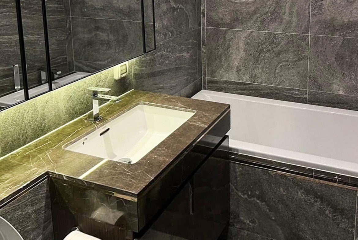 Modern 1-bedroom condo for rent at The Esse Sukhumvit 36, next to BTS Thong Lo. 38.14 sqm, high floor, home automation, sky lounge, onsen, pool & more. Rent only 45,000 THB/month.