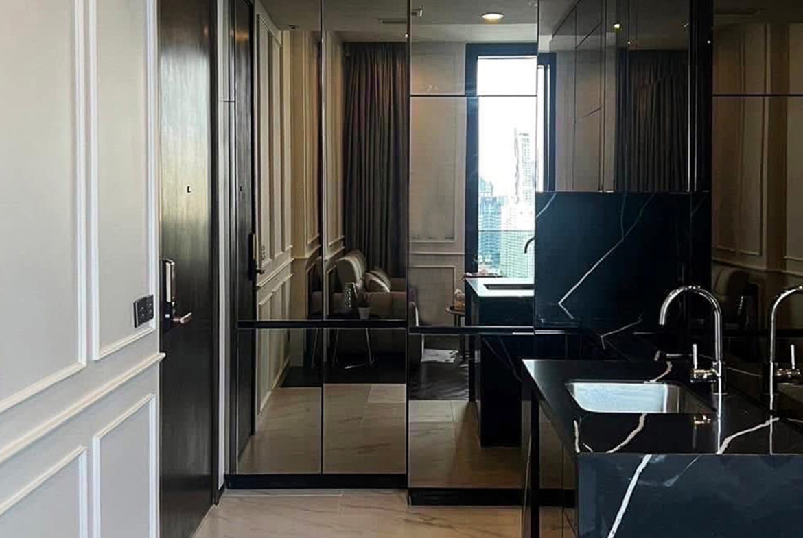 Modern 1-bedroom condo for rent at The Esse Sukhumvit 36, next to BTS Thong Lo. 38.14 sqm, high floor, home automation, sky lounge, onsen, pool & more. Rent only 45,000 THB/month.