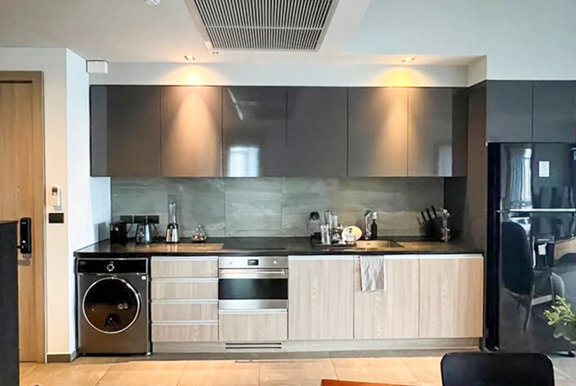 Modern 2-bedroom condo for rent at The Loft Asoke, 87 sqm, fully furnished, quiet city view, 8th floor. Includes kitchen, washer-dryer, 2 TVs. Rent 75,000 THB/month.