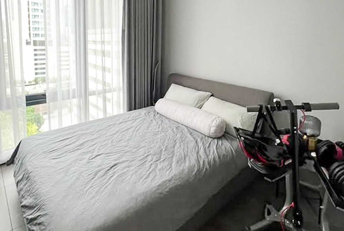 Modern 2-bedroom condo for rent at The Loft Asoke, 87 sqm, fully furnished, quiet city view, 8th floor. Includes kitchen, washer-dryer, 2 TVs. Rent 75,000 THB/month.