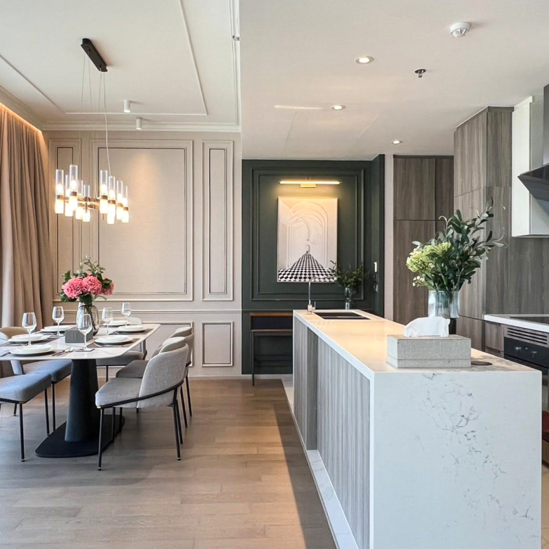 Luxury 3-bedroom condo for rent, 137 sqm on the 36th floor in Asoke, Sukhumvit 21. Includes maid's room, stunning city views, and full facilities. Just steps to BTS and MRT Asoke. Rent: 200,000 THB/month.