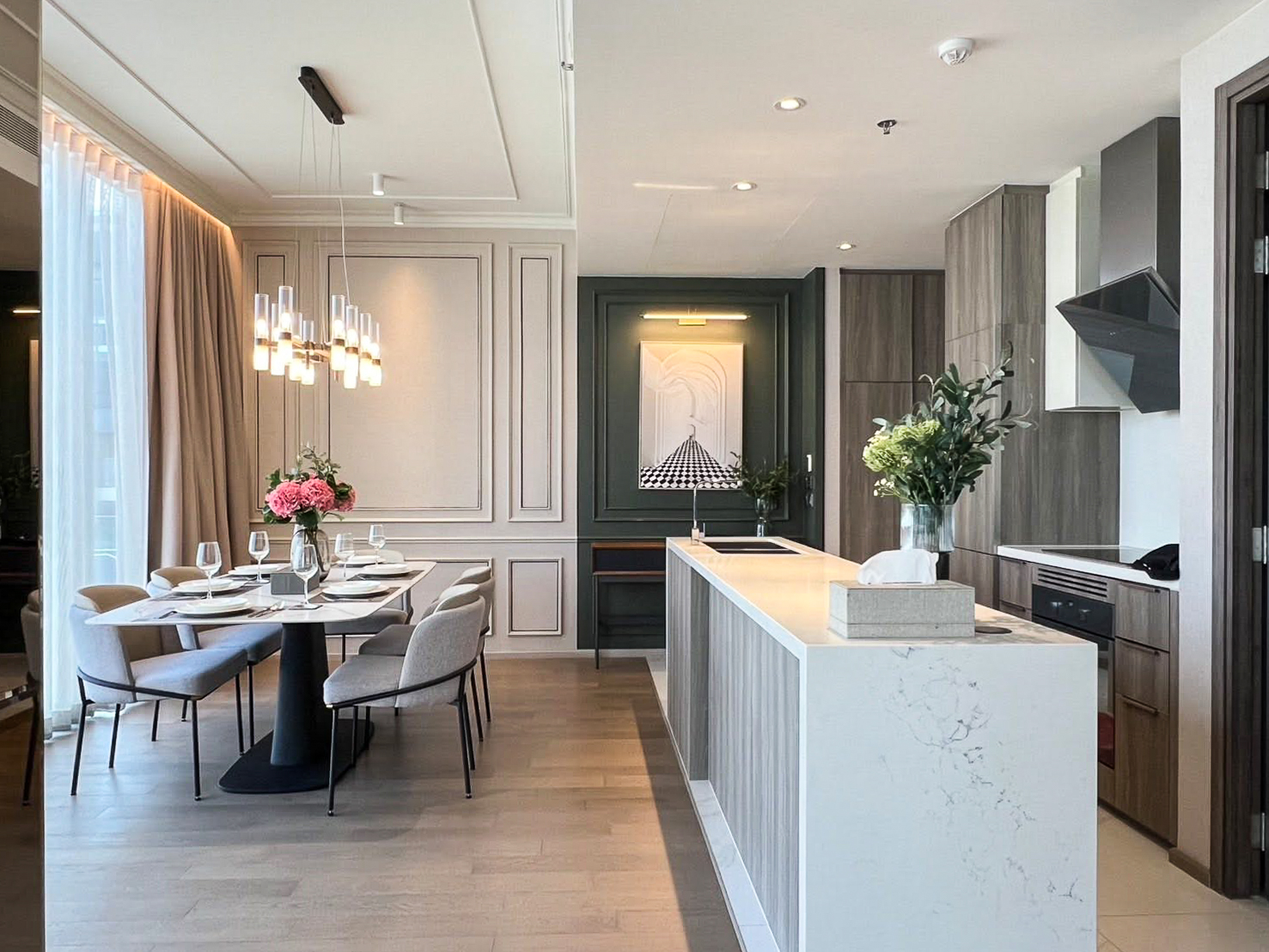 Luxury 3-bedroom condo for rent, 137 sqm on the 36th floor in Asoke, Sukhumvit 21. Includes maid's room, stunning city views, and full facilities. Just steps to BTS and MRT Asoke. Rent: 200,000 THB/month.
