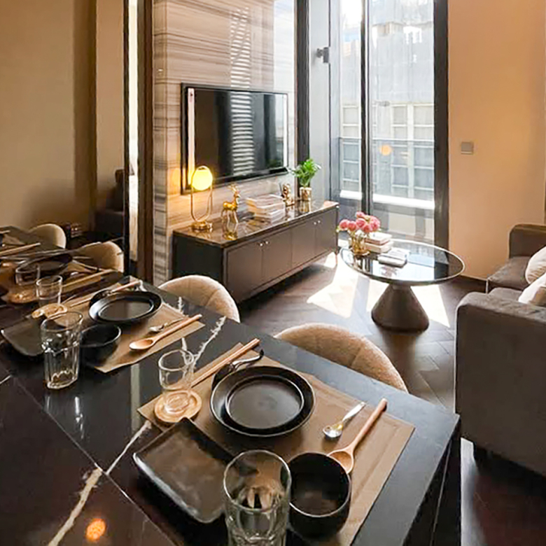 Luxury 1-bedroom condo for rent at The ESSE Sukhumvit 36. Fully furnished, 38.5 sqm, on the 14th floor with an unblocked city view. Just 20m from BTS Thonglor. Rent THB 42,000/month.