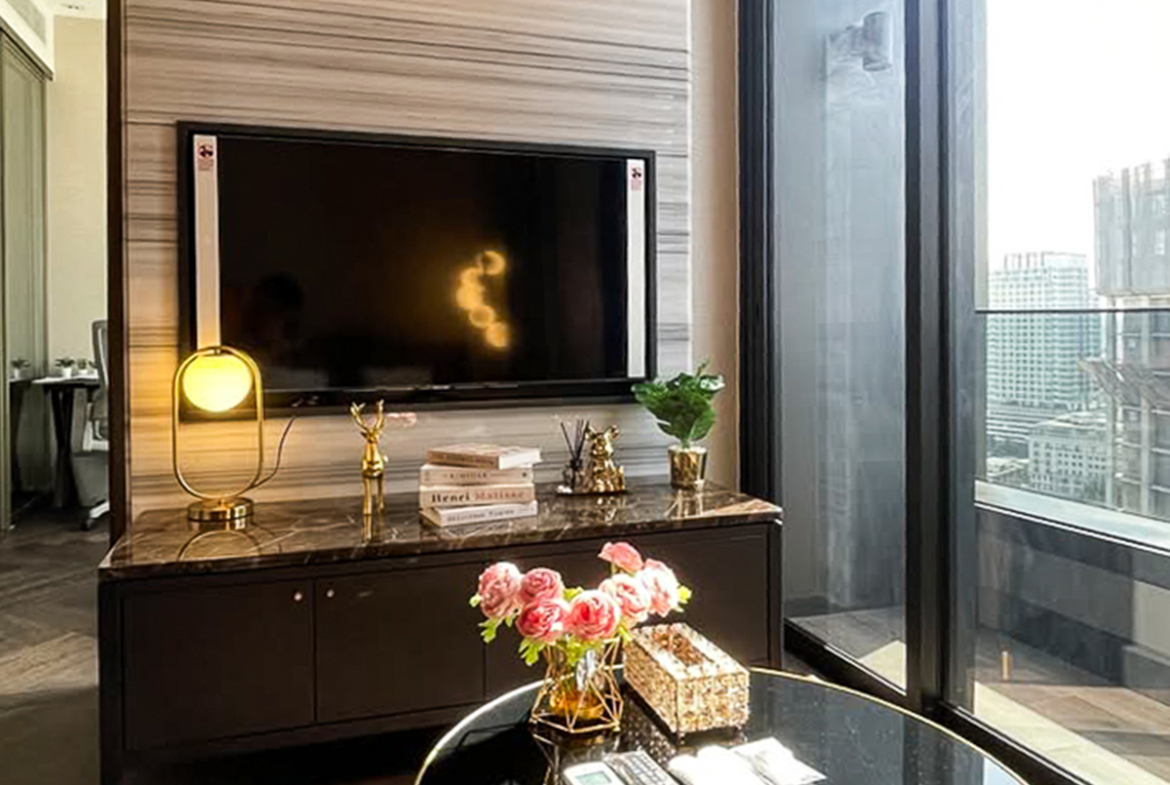 Luxury 1-bedroom condo for rent at The ESSE Sukhumvit 36. Fully furnished, 38.5 sqm, on the 14th floor with an unblocked city view. Just 20m from BTS Thonglor. Rent THB 42,000/month.