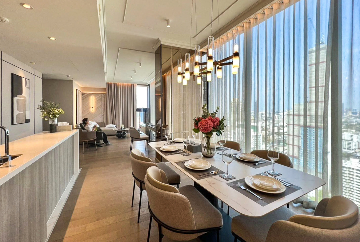 Luxury 3-bedroom condo for rent, 137 sqm on the 36th floor in Asoke, Sukhumvit 21. Includes maid's room, stunning city views, and full facilities. Just steps to BTS and MRT Asoke. Rent: 200,000 THB/month.