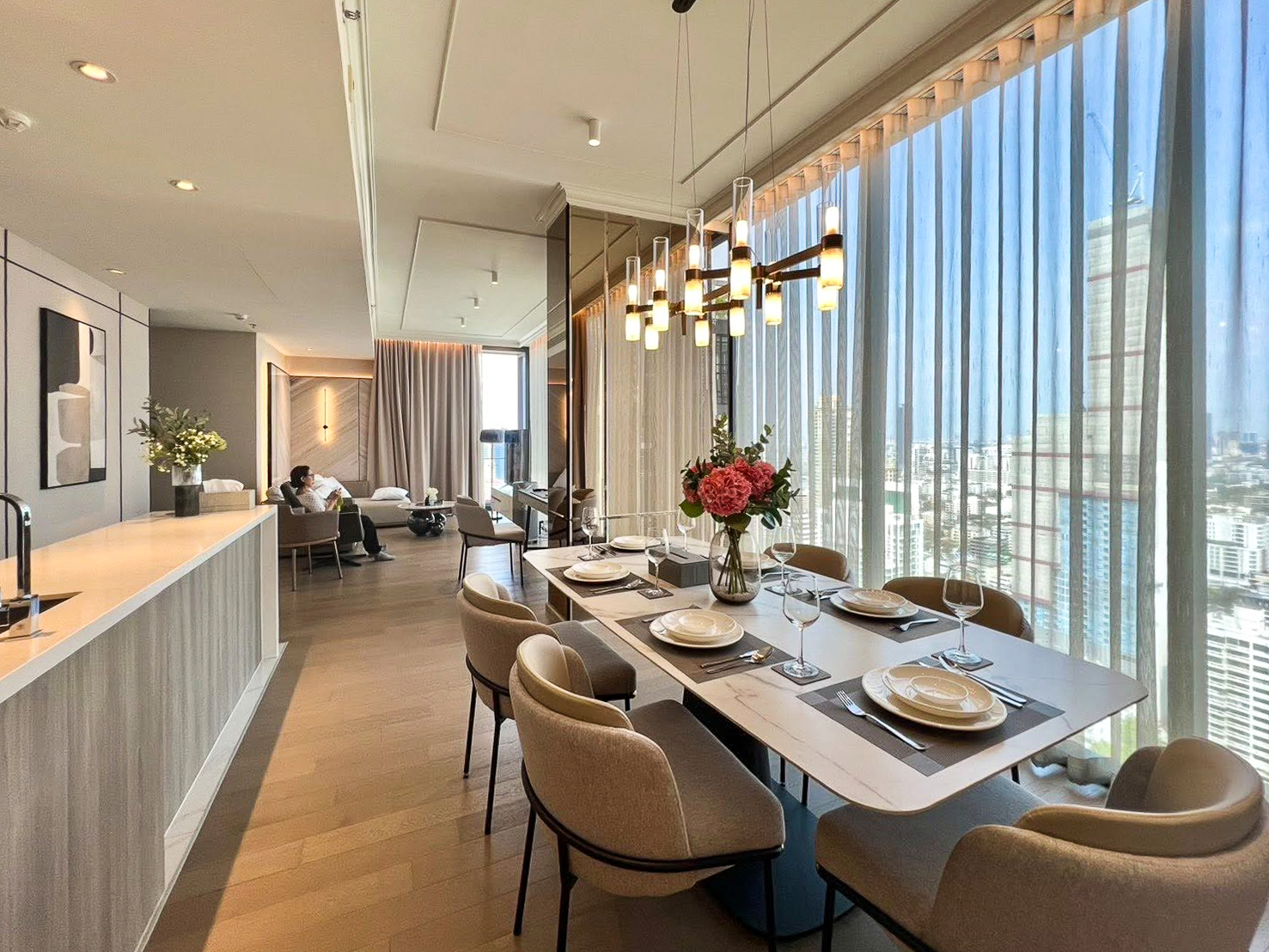 Luxury 3-bedroom condo for rent, 137 sqm on the 36th floor in Asoke, Sukhumvit 21. Includes maid's room, stunning city views, and full facilities. Just steps to BTS and MRT Asoke. Rent: 200,000 THB/month.