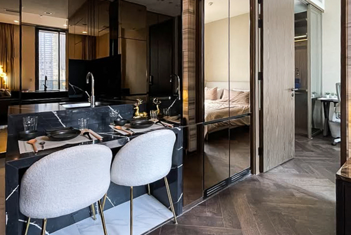 Luxury 1-bedroom condo for rent at The ESSE Sukhumvit 36. Fully furnished, 38.5 sqm, on the 14th floor with an unblocked city view. Just 20m from BTS Thonglor. Rent THB 42,000/month.