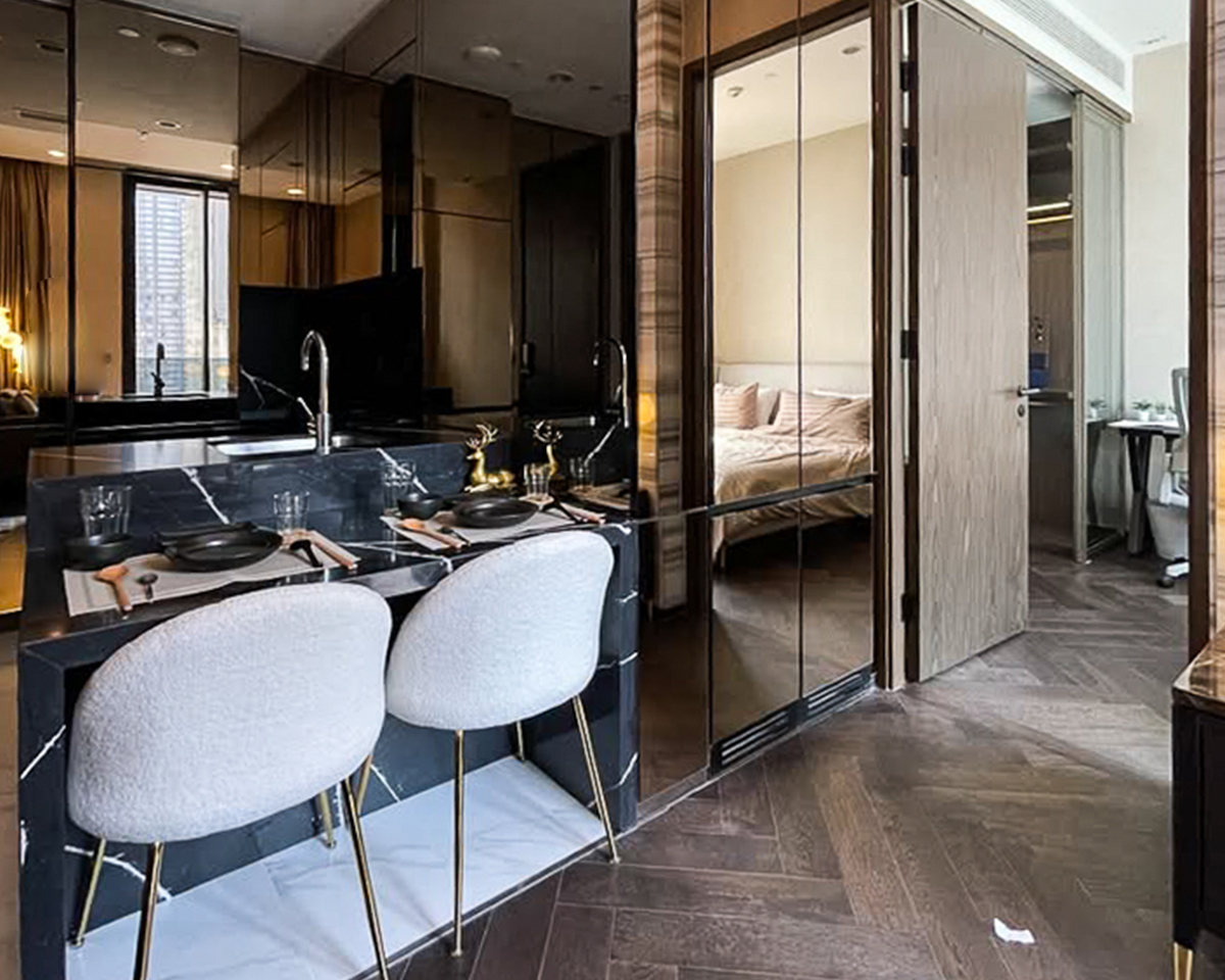 Luxury 1-bedroom condo for rent at The ESSE Sukhumvit 36. Fully furnished, 38.5 sqm, on the 14th floor with an unblocked city view. Just 20m from BTS Thonglor. Rent THB 42,000/month.