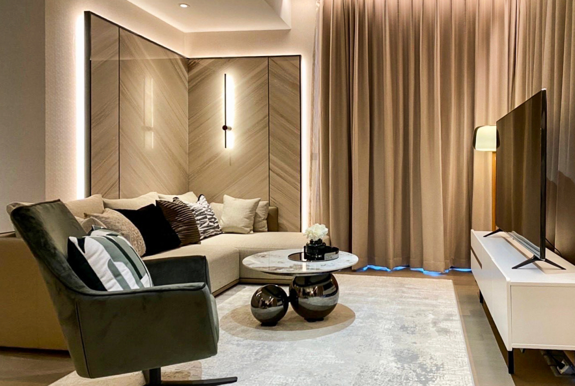 Luxury 3-bedroom condo for rent, 137 sqm on the 36th floor in Asoke, Sukhumvit 21. Includes maid's room, stunning city views, and full facilities. Just steps to BTS and MRT Asoke. Rent: 200,000 THB/month.