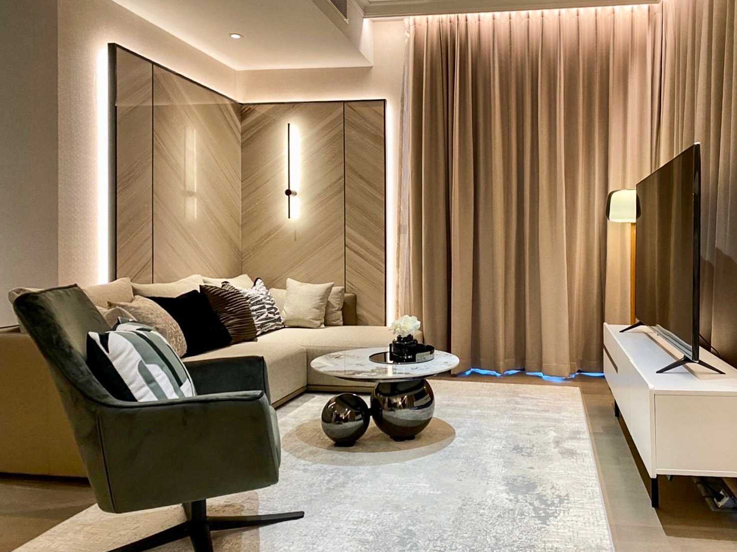 Luxury 3-bedroom condo for rent, 137 sqm on the 36th floor in Asoke, Sukhumvit 21. Includes maid's room, stunning city views, and full facilities. Just steps to BTS and MRT Asoke. Rent: 200,000 THB/month.