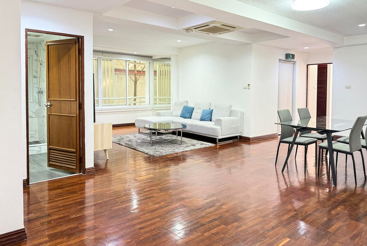 Spacious 2-bedroom pet-friendly condo for rent in Thonglor 8, 250 sqm, maid’s room, close to BTS and top supermarkets. Rent 75,000 THB/month.