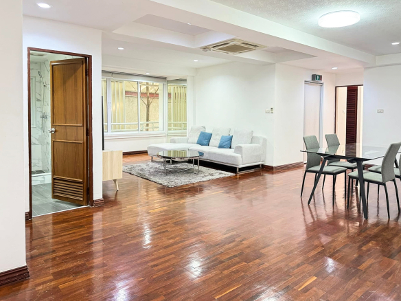 Spacious 2-bedroom pet-friendly condo for rent in Thonglor 8, 250 sqm, maid’s room, close to BTS and top supermarkets. Rent 75,000 THB/month.