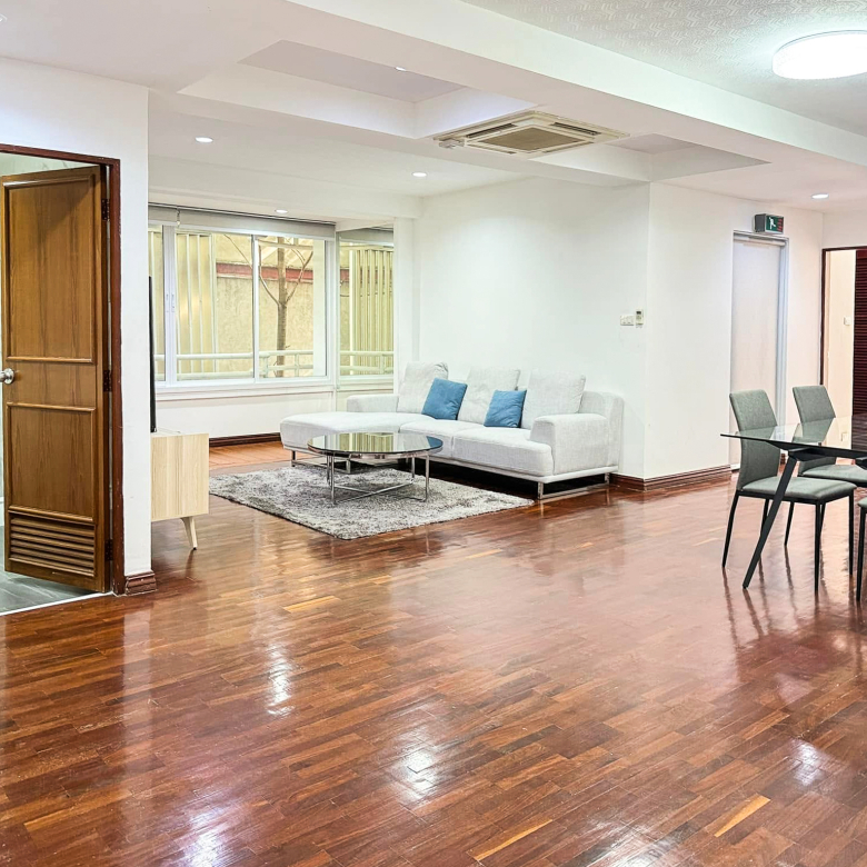Spacious 2-bedroom pet-friendly condo for rent in Thonglor 8, 250 sqm, maid’s room, close to BTS and top supermarkets. Rent 75,000 THB/month.