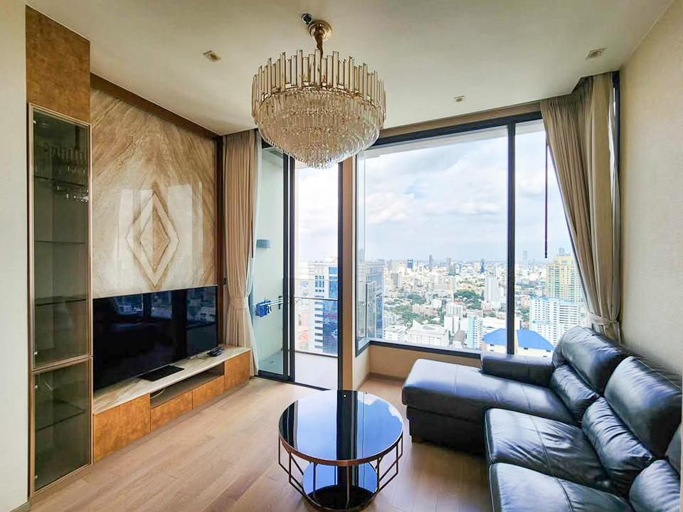 For rent at The ESSE Asoke: rare 2-bedroom 85 sqm corner unit on high floor with panoramic views. Fully furnished, closed kitchen, walk-in closet, 2 parking spaces. 85,000 THB/month.