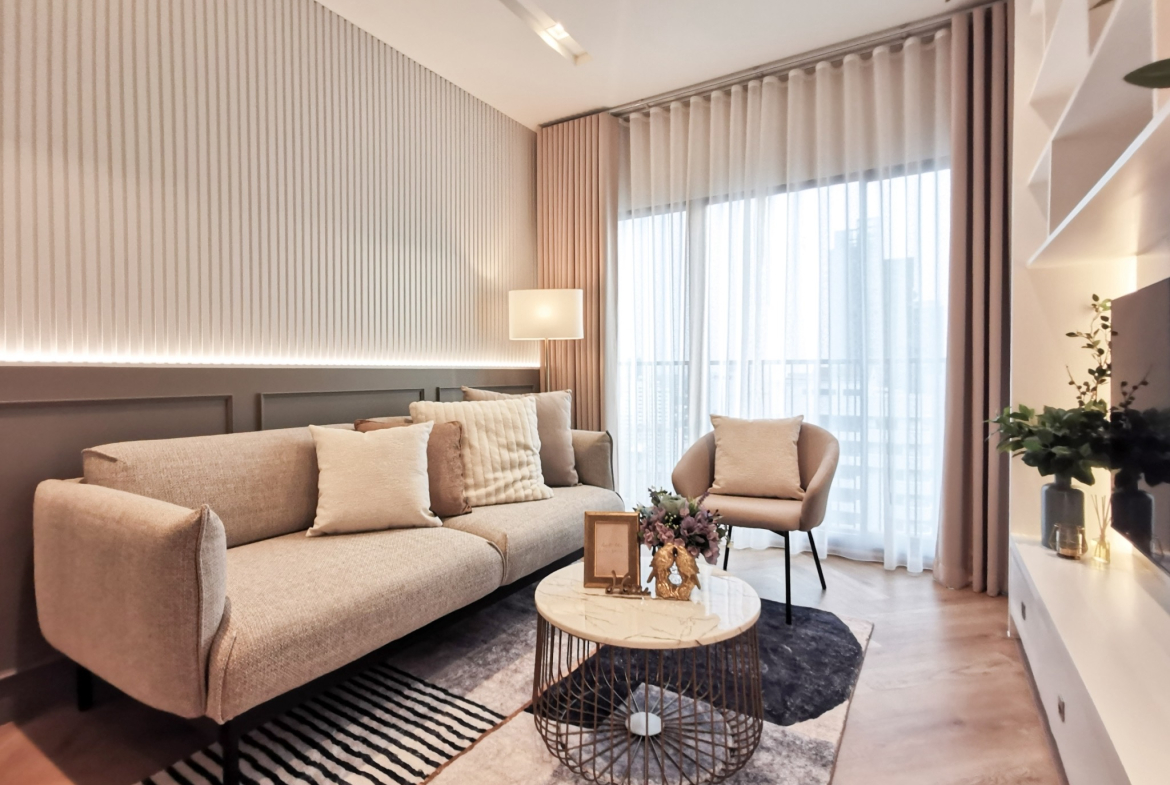 Renovated one-bedroom condo for sale in Phrom Phong, 52 sqm, high floor, unblocked city view, fully furnished, modern interior, with bathtub and top facilities.