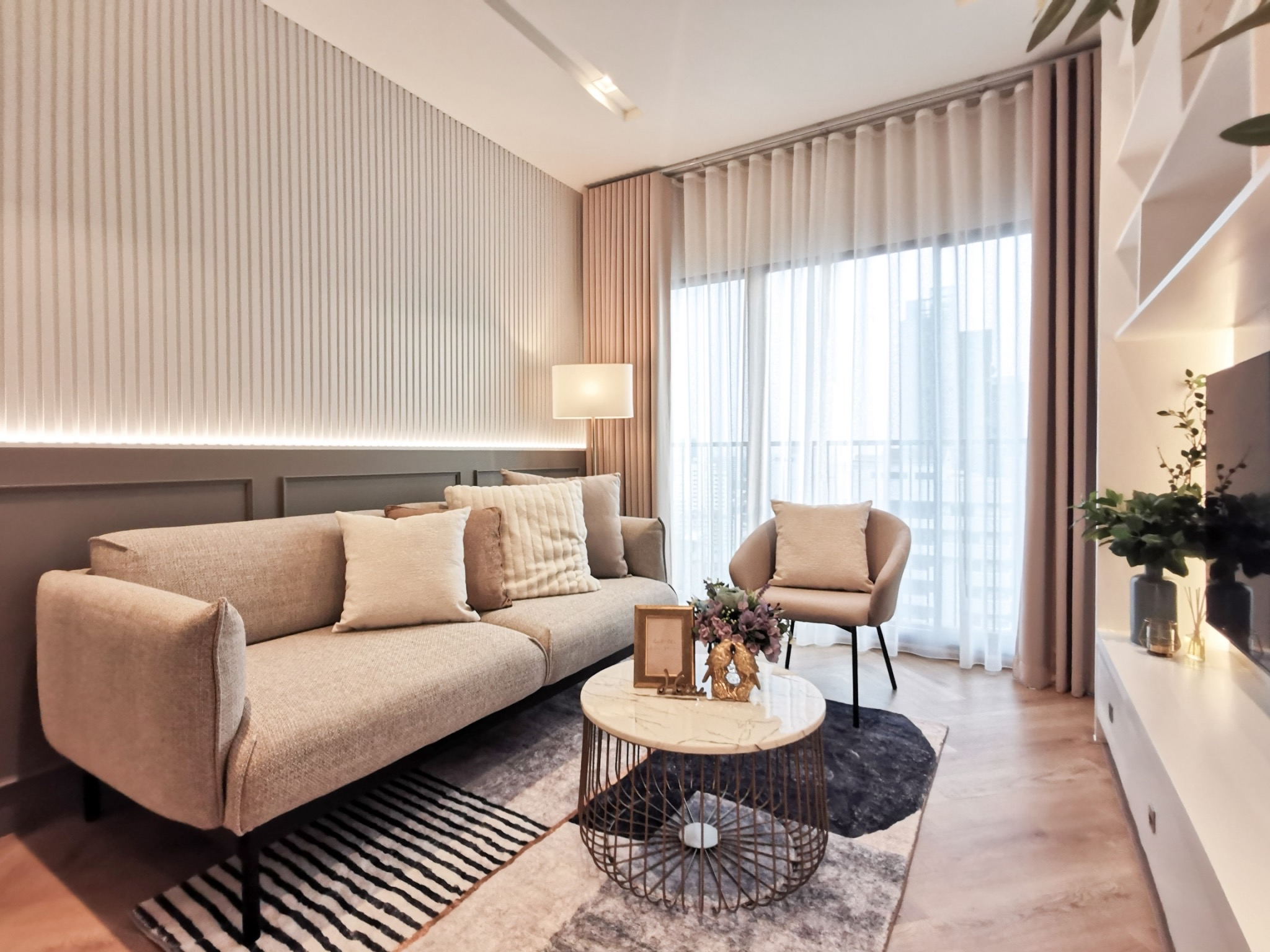 Renovated one-bedroom condo for sale in Phrom Phong, 52 sqm, high floor, unblocked city view, fully furnished, modern interior, with bathtub and top facilities.