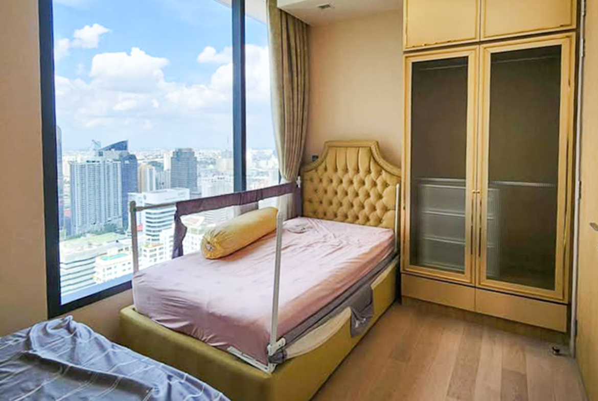 For rent at The ESSE Asoke: rare 2-bedroom 85 sqm corner unit on high floor with panoramic views. Fully furnished, closed kitchen, walk-in closet, 2 parking spaces. 85,000 THB/month.