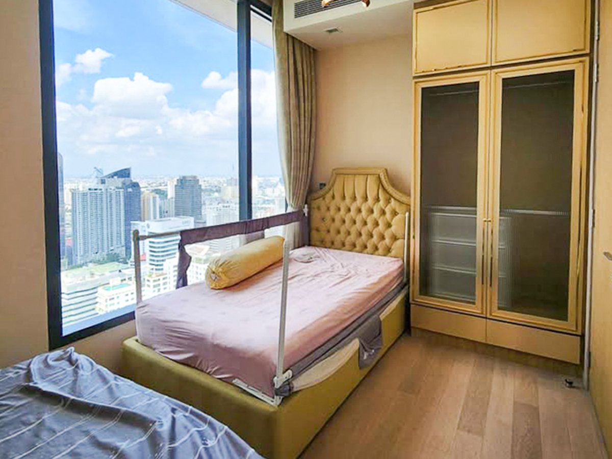 For rent at The ESSE Asoke: rare 2-bedroom 85 sqm corner unit on high floor with panoramic views. Fully furnished, closed kitchen, walk-in closet, 2 parking spaces. 85,000 THB/month.