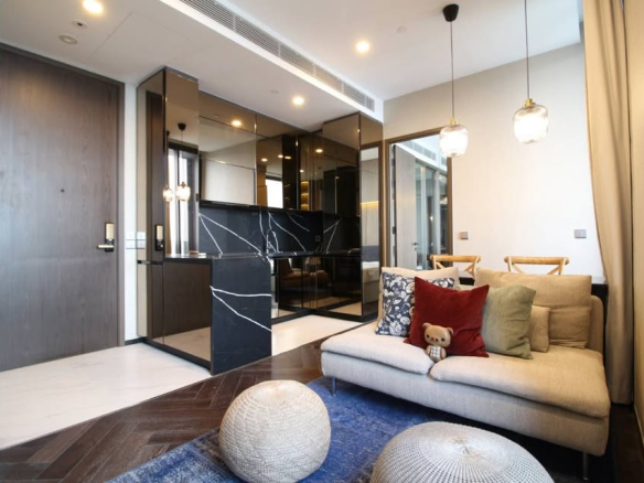 For rent at The ESSE Sukhumvit 36 – 1BR luxury condo near BTS Thonglor. 31st floor, unblocked view, 43 sqm, saltwater pool, onsen, gym, golf room. 55,000 THB/month.