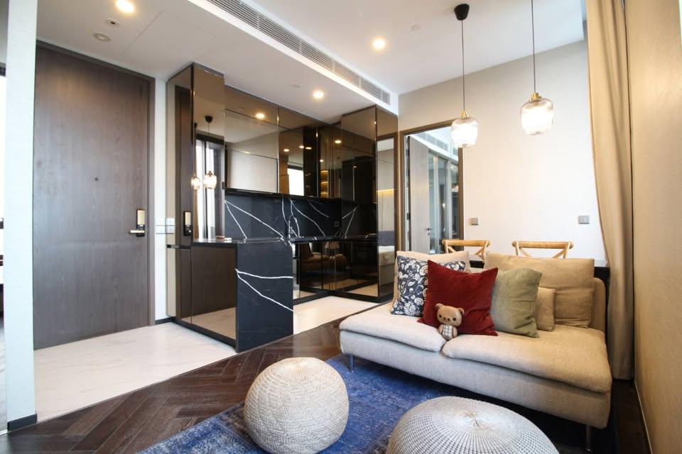 For rent at The ESSE Sukhumvit 36 – 1BR luxury condo near BTS Thonglor. 31st floor, unblocked view, 43 sqm, saltwater pool, onsen, gym, golf room. 55,000 THB/month.