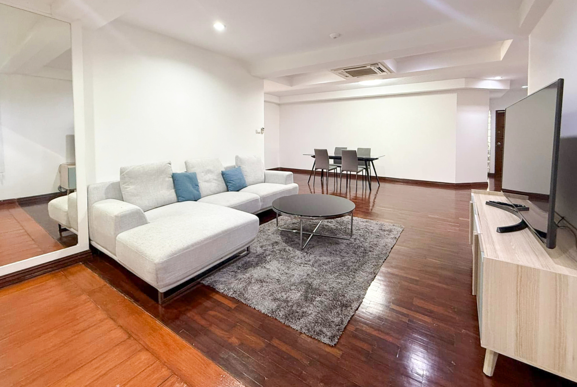 Spacious 2-bedroom pet-friendly condo for rent in Thonglor 8, 250 sqm, maid’s room, close to BTS and top supermarkets. Rent 75,000 THB/month.