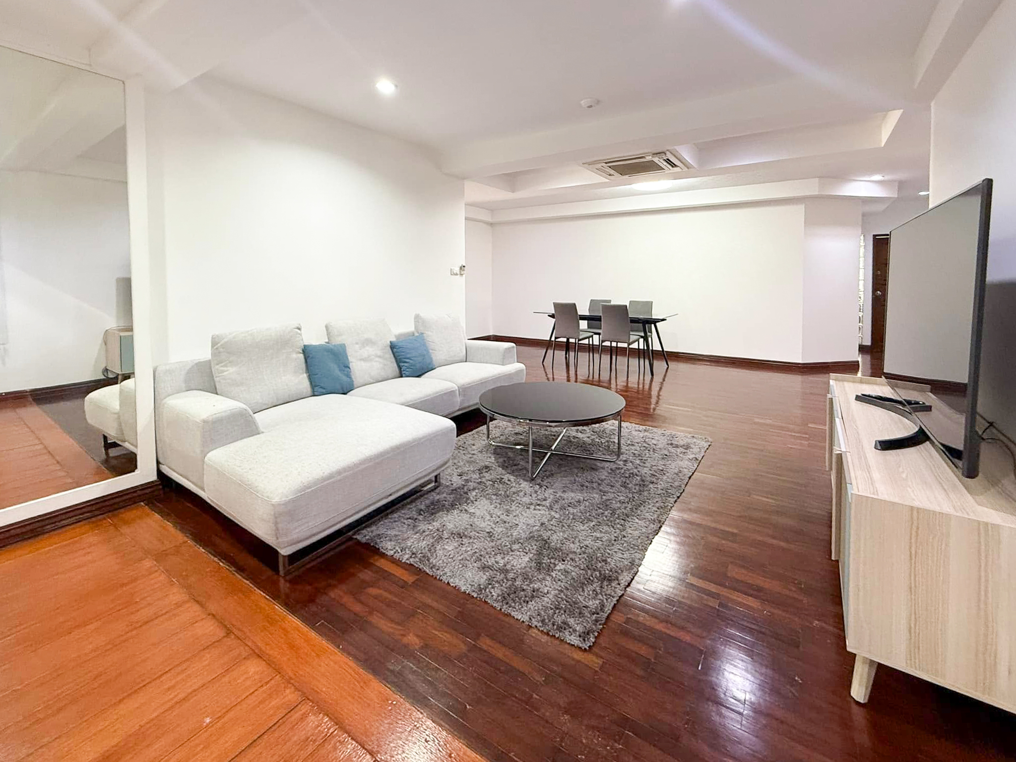 Spacious 2-bedroom pet-friendly condo for rent in Thonglor 8, 250 sqm, maid’s room, close to BTS and top supermarkets. Rent 75,000 THB/month.
