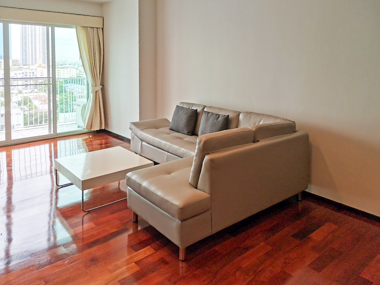 108 sqm 2-bedroom condo for rent on Sukhumvit 55. Fully furnished, high floor, modern kitchen, city view, 50,000 THB/month with full facilities.