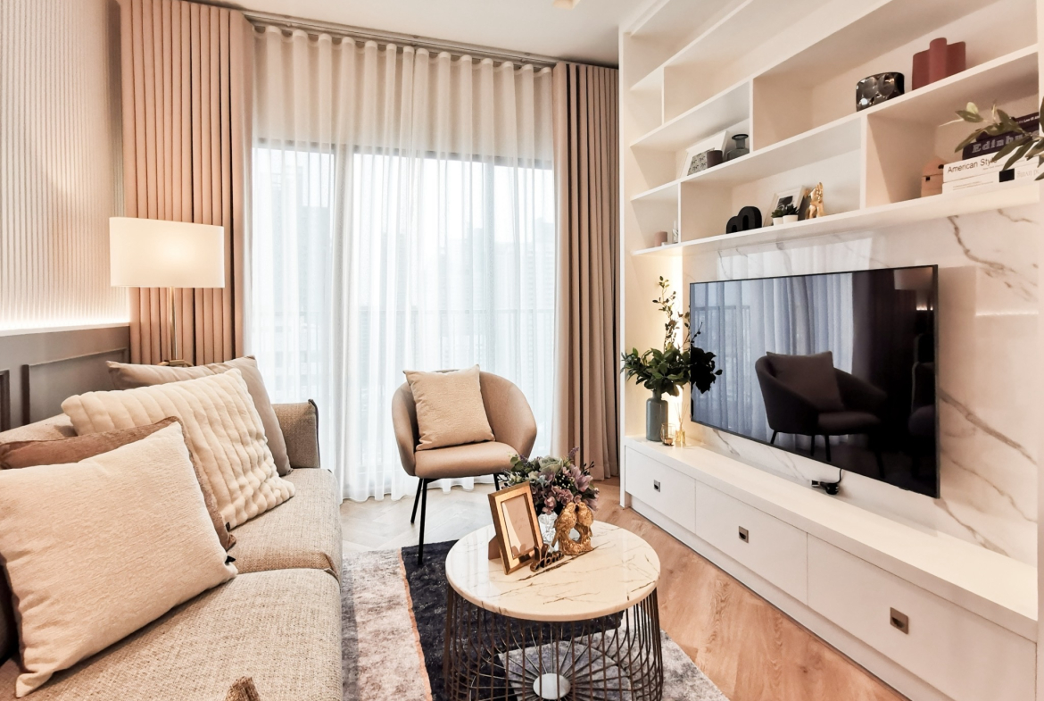 Renovated one-bedroom condo for sale in Phrom Phong, 52 sqm, high floor, unblocked city view, fully furnished, modern interior, with bathtub and top facilities.