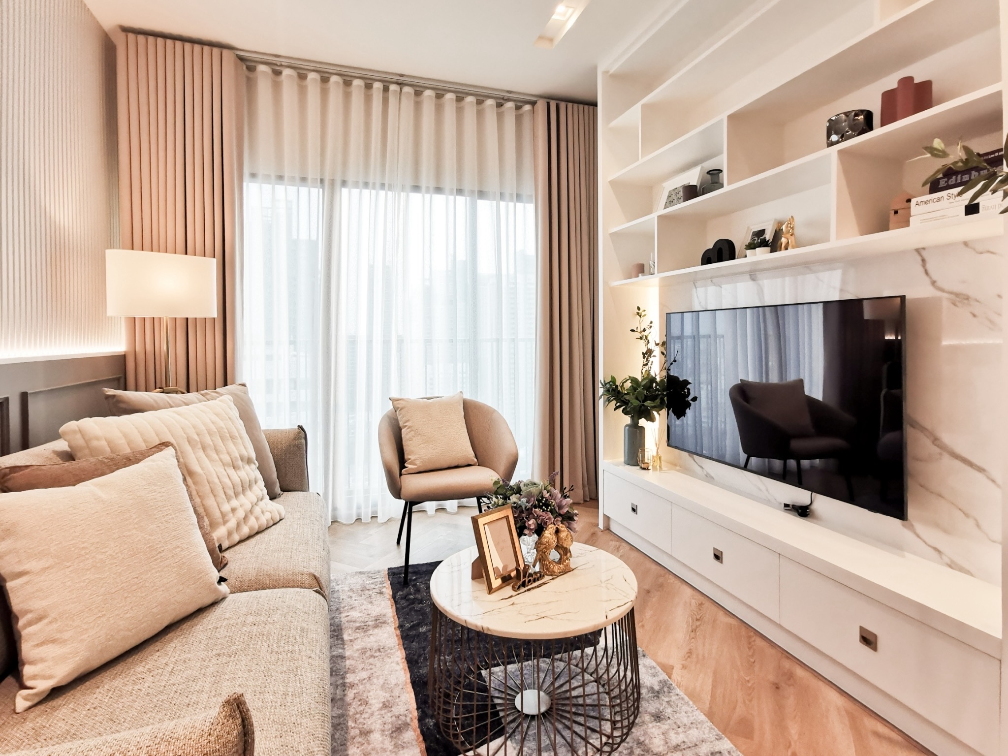 Renovated one-bedroom condo for sale in Phrom Phong, 52 sqm, high floor, unblocked city view, fully furnished, modern interior, with bathtub and top facilities.