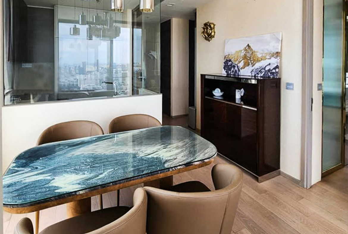 For rent at The ESSE Asoke: rare 2-bedroom 85 sqm corner unit on high floor with panoramic views. Fully furnished, closed kitchen, walk-in closet, 2 parking spaces. 85,000 THB/month.