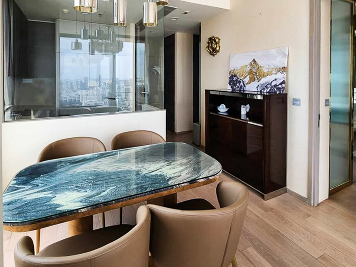 For rent at The ESSE Asoke: rare 2-bedroom 85 sqm corner unit on high floor with panoramic views. Fully furnished, closed kitchen, walk-in closet, 2 parking spaces. 85,000 THB/month.