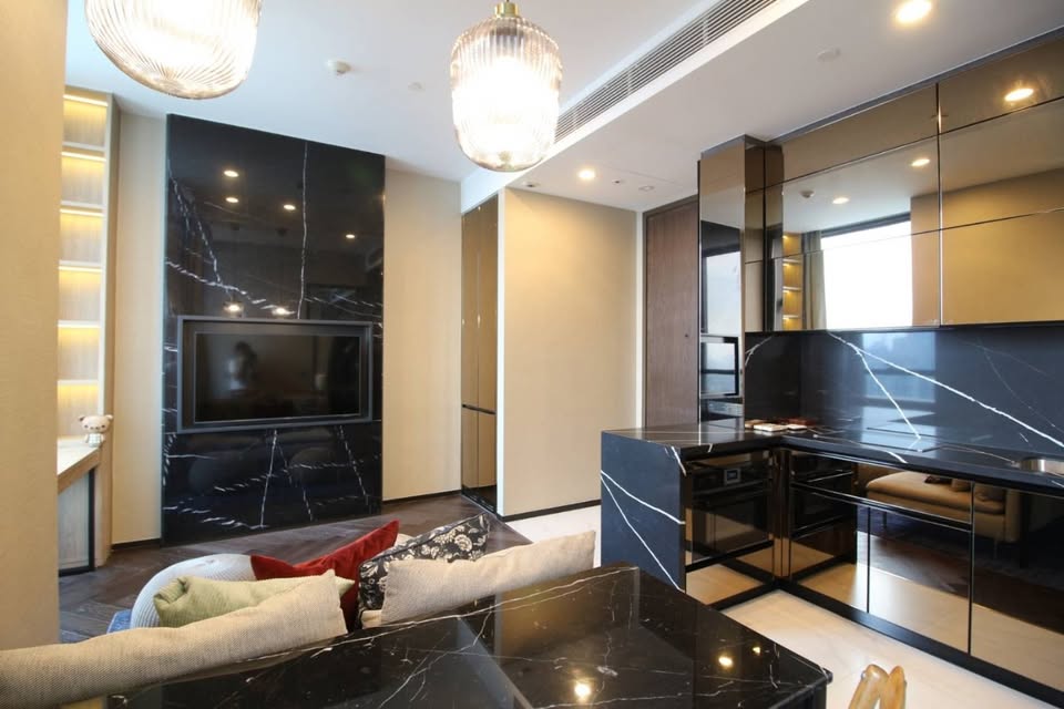 For rent at The ESSE Sukhumvit 36 – 1BR luxury condo near BTS Thonglor. 31st floor, unblocked view, 43 sqm, saltwater pool, onsen, gym, golf room. 55,000 THB/month.