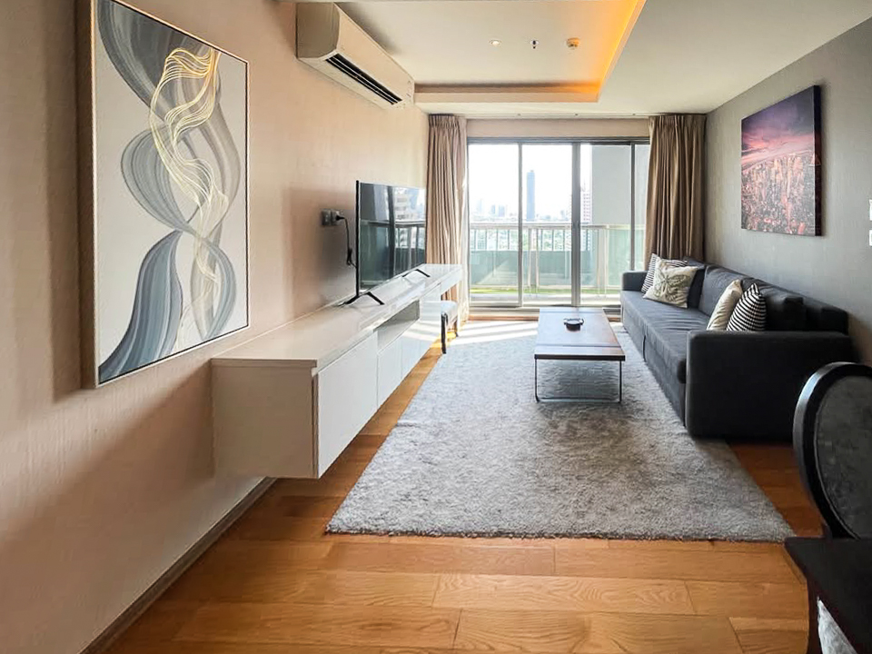 Modern 2-bedroom, 2-bathroom condo for rent in Sukhumvit 43, Phrom Phong. 76 sqm, 23rd floor, fully furnished with city views and great facilities. Rent at THB 60,000/month.