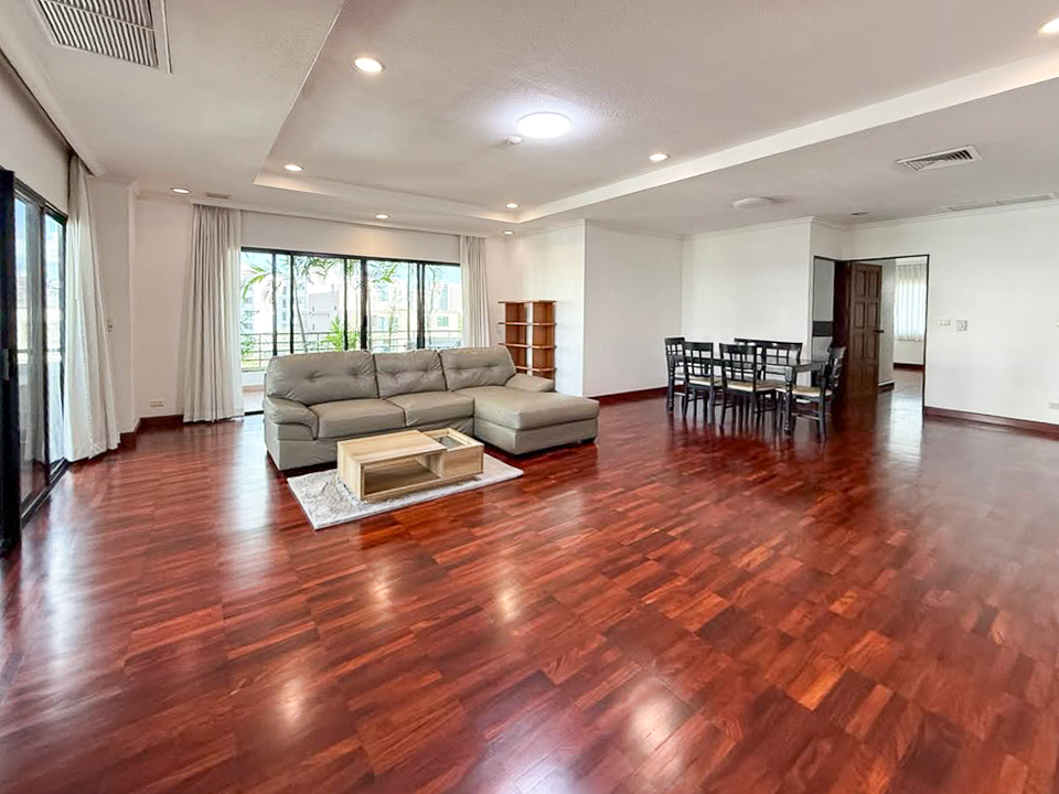 Pet-friendly 2-bedroom, 3-bath apartment with maid’s room in Thong Lor. 200 sqm, large balcony, fully furnished, and family-friendly. Rent at 85,000 THB/month.