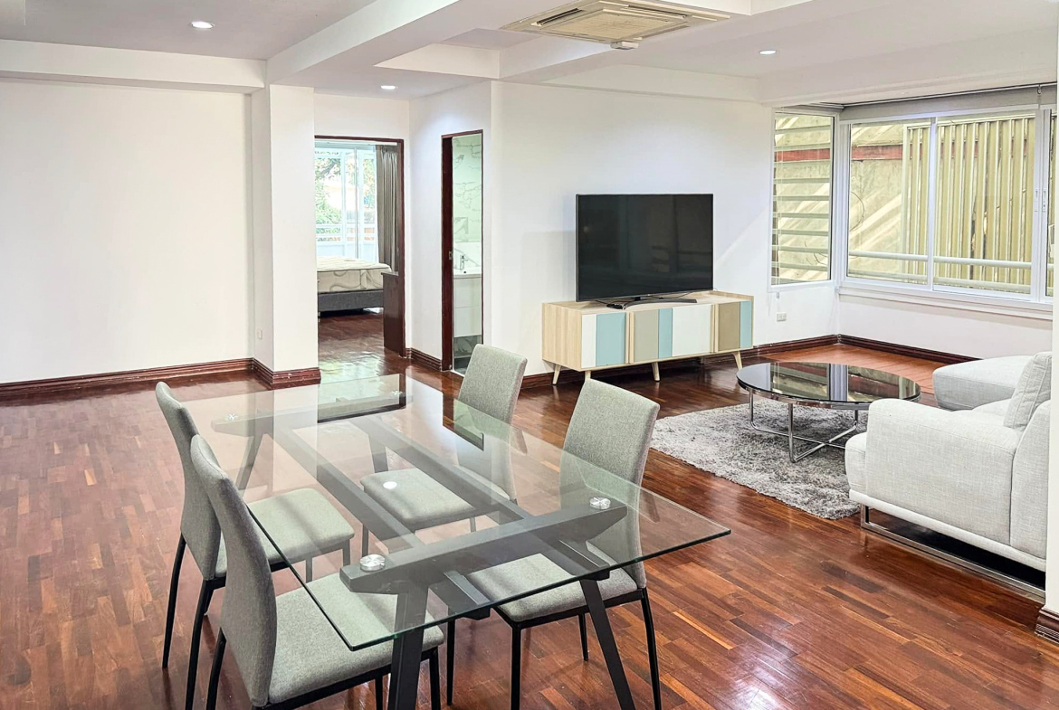 Spacious 2-bedroom pet-friendly condo for rent in Thonglor 8, 250 sqm, maid’s room, close to BTS and top supermarkets. Rent 75,000 THB/month.
