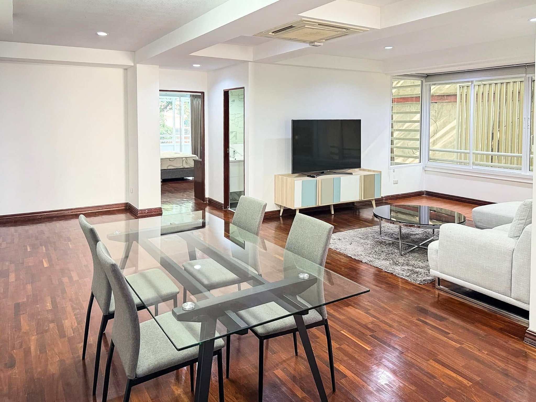 Spacious 2-bedroom pet-friendly condo for rent in Thonglor 8, 250 sqm, maid’s room, close to BTS and top supermarkets. Rent 75,000 THB/month.